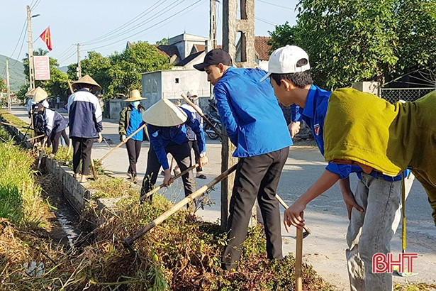Không ngại nắng nóng, tuổi trẻ Hà Tĩnh giúp người dân xây dựng nông thôn mới