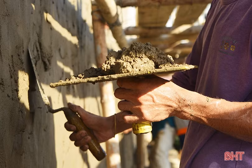 Thợ xây “phơi mình” dưới nắng như đổ lửa ở Hà Tĩnh