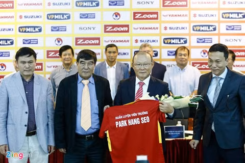 HLV Park Hang-seo trong ngày đầu tiên nhậm chức cách đây hai năm. Ảnh: Minh Chiến. Vị thế ông Park Hang-seo và bài toán gia hạn hợp đồng với VFF