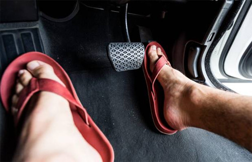Dép xỏ ngón không phù hợp với các tài xế vì dễ bị tuột, trượt và có thể mắc vào bàn đạp. Giày đế bằng phù hợp nhất khi lái ôtô