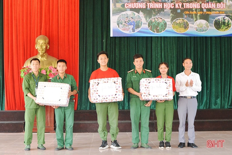 Nhiều cung bậc cảm xúc trong lễ chia tay các chiến sỹ “nhí” sau học kỳ trong quân đội