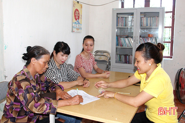 5.200 người Hà Tĩnh nhận lương hưu và trợ cấp BHXH qua thẻ ATM