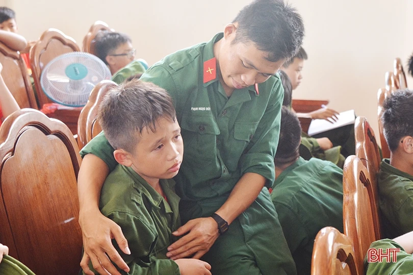 Nhiều cung bậc cảm xúc trong lễ chia tay các chiến sỹ “nhí” sau học kỳ trong quân đội