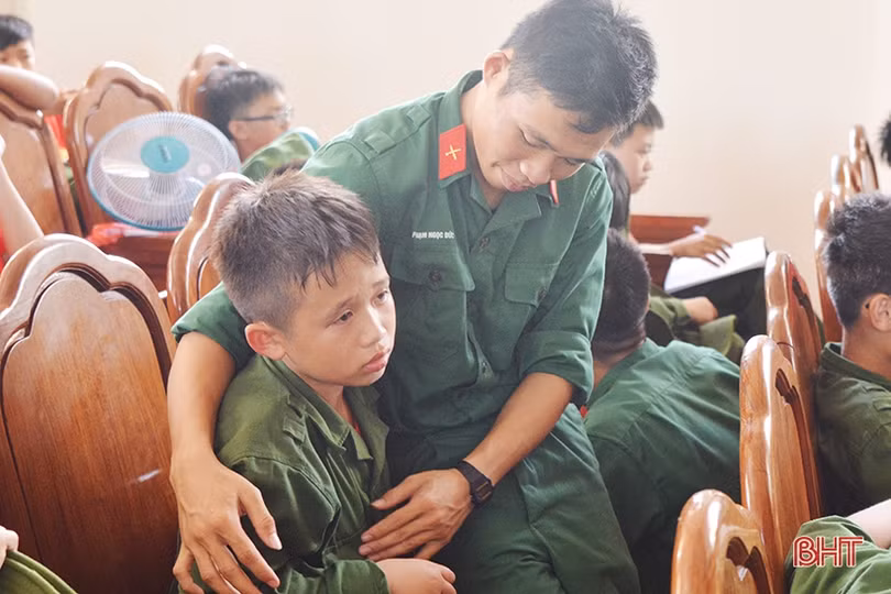 Nhiều cung bậc cảm xúc trong lễ chia tay các chiến sỹ “nhí” sau học kỳ trong quân đội