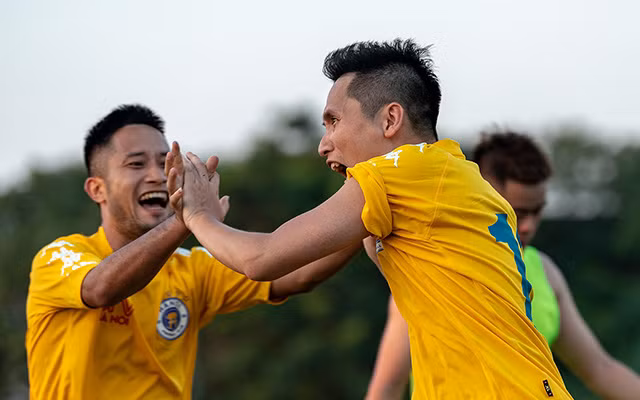 HLV Park Hang Seo đá bóng cực sung với các nhà báo dưới cái nắng 40 độ