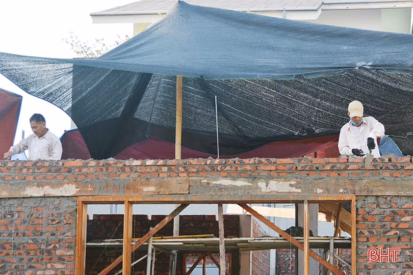 Thợ xây “phơi mình” dưới nắng như đổ lửa ở Hà Tĩnh