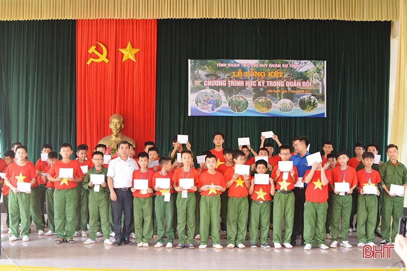 Nhiều cung bậc cảm xúc trong lễ chia tay các chiến sỹ “nhí” sau học kỳ trong quân đội