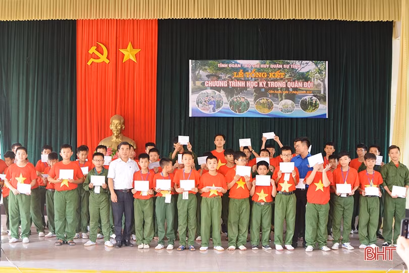 Nhiều cung bậc cảm xúc trong lễ chia tay các chiến sỹ “nhí” sau học kỳ trong quân đội