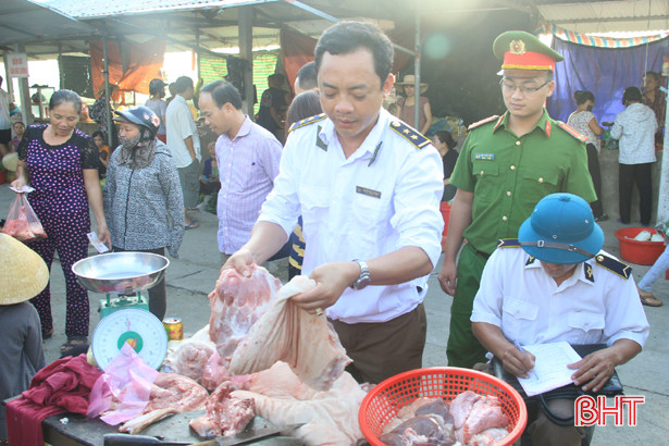 Phát hiện nhiều quầy thịt lợn không có dấu kiểm soát giết mổ ở Nghi Xuân