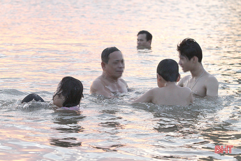 Bất chấp nguy hiểm, người dân đổ xuống hồ Kẻ Gỗ giải nhiệt