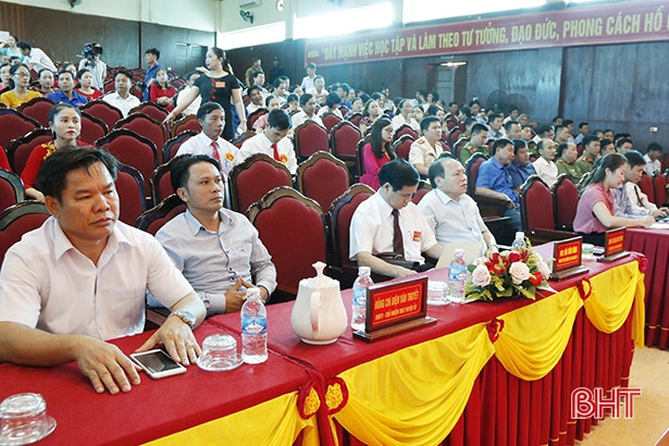 Trao giải cho thí sinh xuất sắc tại hội thi Báo cáo viên giỏi huyện Cẩm Xuyên