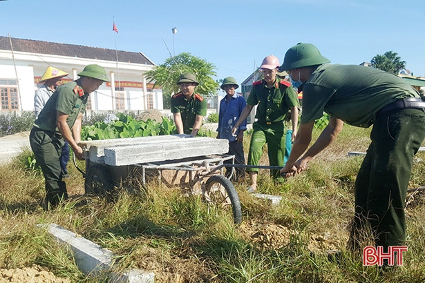 Không ngại nắng nóng, tuổi trẻ Hà Tĩnh giúp người dân xây dựng nông thôn mới
