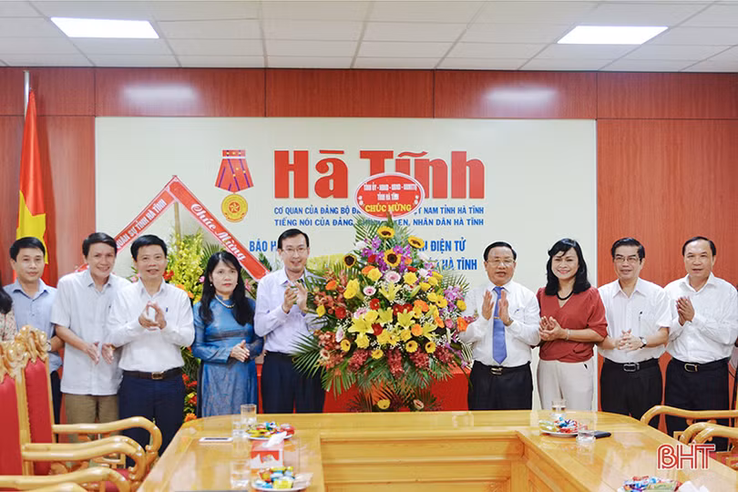 Lãnh đạo tỉnh chúc mừng các cơ quan báo chí Hà Tĩnh