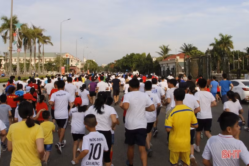 Người dân TP Hà Tĩnh chạy việt dã hưởng ứng ngày Gia đình Việt Nam