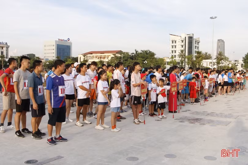 Người dân TP Hà Tĩnh chạy việt dã hưởng ứng ngày Gia đình Việt Nam