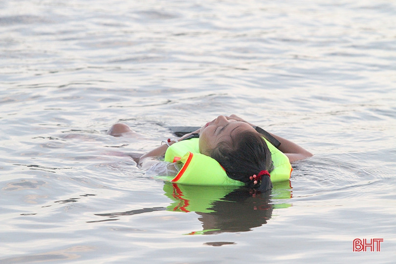 Bất chấp nguy hiểm, người dân đổ xuống hồ Kẻ Gỗ giải nhiệt