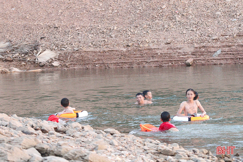 Bất chấp nguy hiểm, người dân đổ xuống hồ Kẻ Gỗ giải nhiệt