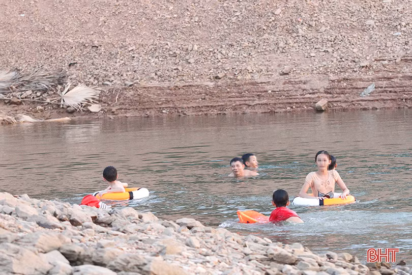 Bất chấp nguy hiểm, người dân đổ xuống hồ Kẻ Gỗ giải nhiệt