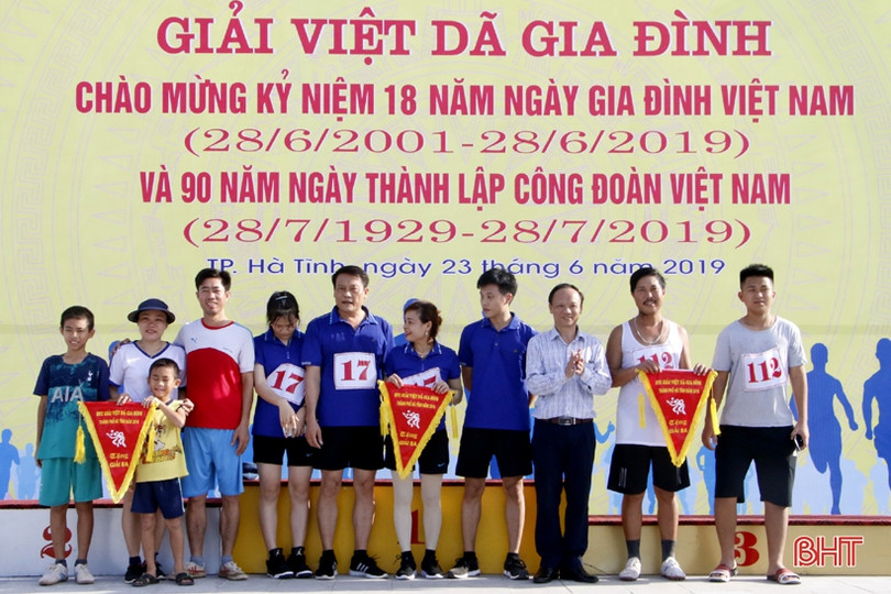 Người dân TP Hà Tĩnh chạy việt dã hưởng ứng ngày Gia đình Việt Nam