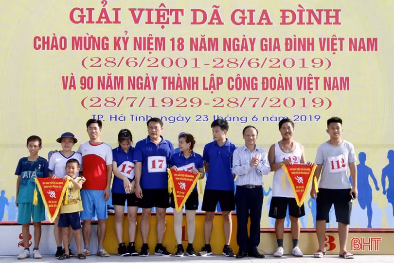 Người dân TP Hà Tĩnh chạy việt dã hưởng ứng ngày Gia đình Việt Nam