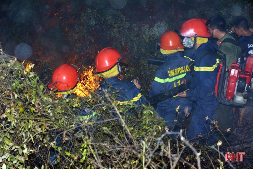 Cháy rừng trong đêm, TX Kỳ Anh huy động hàng trăm người dập lửa