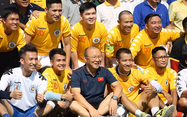 HLV Park Hang Seo đá bóng cực sung với các nhà báo dưới cái nắng 40 độ