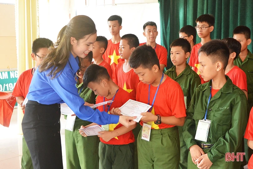 Nhiều cung bậc cảm xúc trong lễ chia tay các chiến sỹ “nhí” sau học kỳ trong quân đội