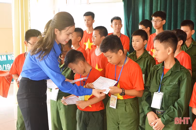 Nhiều cung bậc cảm xúc trong lễ chia tay các chiến sỹ “nhí” sau học kỳ trong quân đội