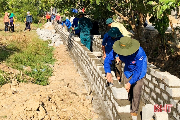 Không ngại nắng nóng, tuổi trẻ Hà Tĩnh giúp người dân xây dựng nông thôn mới