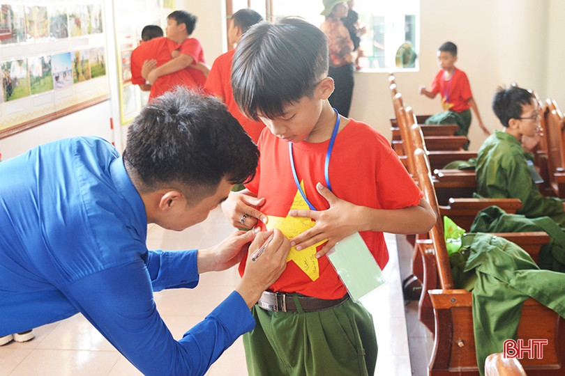Nhiều cung bậc cảm xúc trong lễ chia tay các chiến sỹ “nhí” sau học kỳ trong quân đội