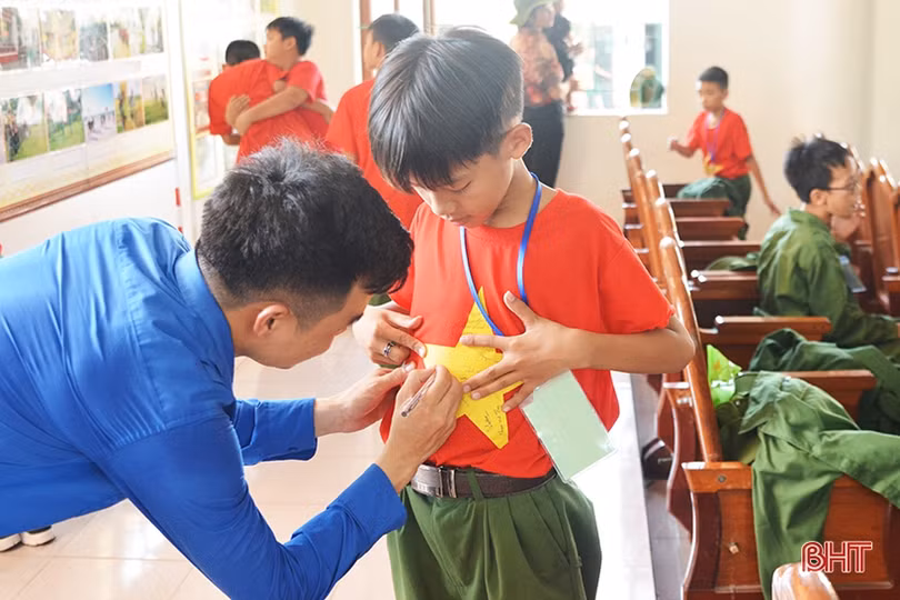 Nhiều cung bậc cảm xúc trong lễ chia tay các chiến sỹ “nhí” sau học kỳ trong quân đội