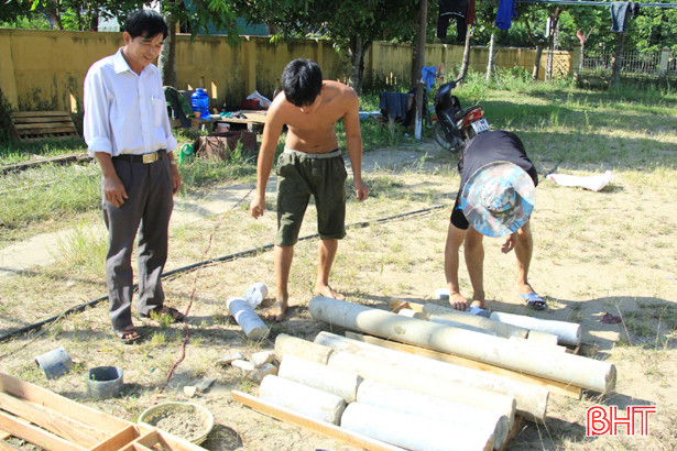 Khoan tìm mạch nước ngầm ở xã miền núi huyện Nghi Xuân