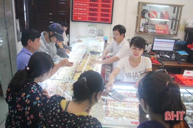Giá vàng cao nhất 5 năm qua, thị trường Hà Tĩnh vẫn trầm lắng