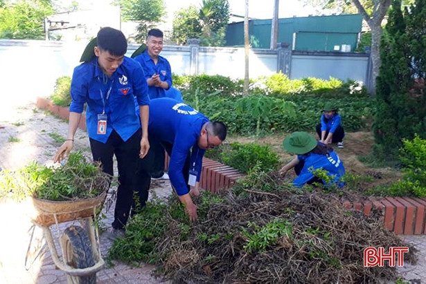 Không ngại nắng nóng, tuổi trẻ Hà Tĩnh giúp người dân xây dựng nông thôn mới