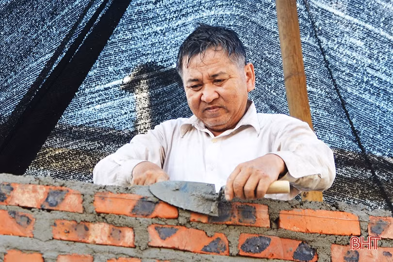 Thợ xây “phơi mình” dưới nắng như đổ lửa ở Hà Tĩnh