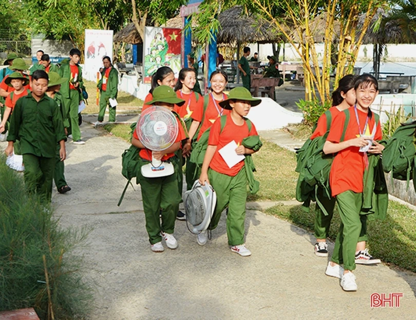 Nhiều cung bậc cảm xúc trong lễ chia tay các chiến sỹ “nhí” sau học kỳ trong quân đội