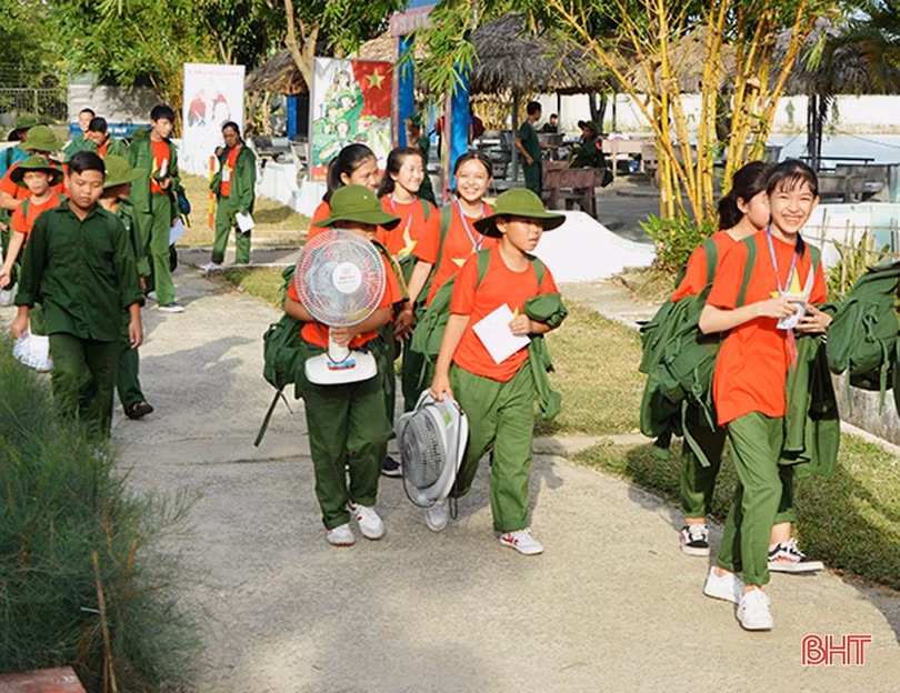 Nhiều cung bậc cảm xúc trong lễ chia tay các chiến sỹ “nhí” sau học kỳ trong quân đội