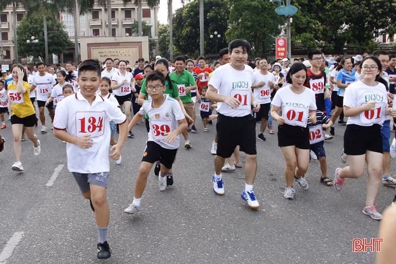 Người dân TP Hà Tĩnh chạy việt dã hưởng ứng ngày Gia đình Việt Nam