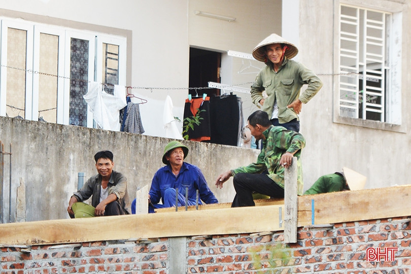 Thợ xây “phơi mình” dưới nắng như đổ lửa ở Hà Tĩnh