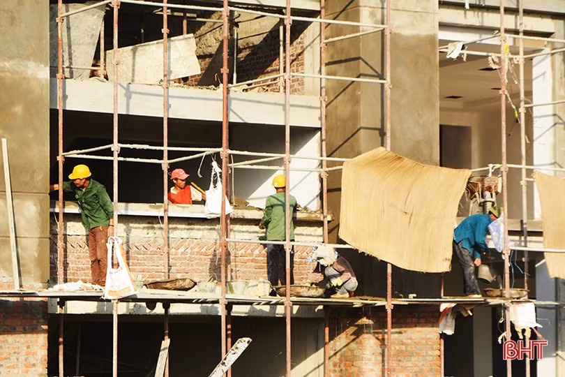 Thợ xây “phơi mình” dưới nắng như đổ lửa ở Hà Tĩnh