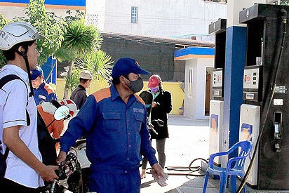 Giá xăng, dầu đồng loạt giảm mạnh lần thứ 3 liên tiếp