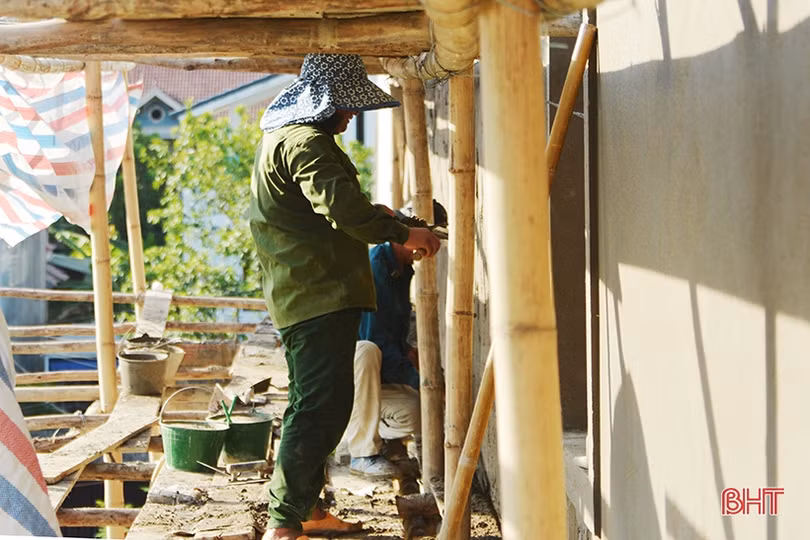 Thợ xây “phơi mình” dưới nắng như đổ lửa ở Hà Tĩnh