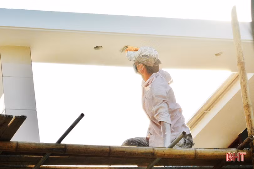 Thợ xây “phơi mình” dưới nắng như đổ lửa ở Hà Tĩnh