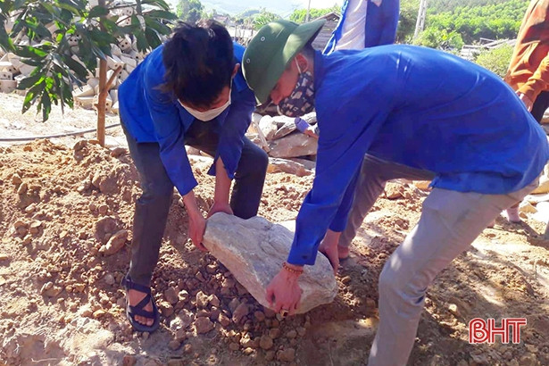 Không ngại nắng nóng, tuổi trẻ Hà Tĩnh giúp người dân xây dựng nông thôn mới