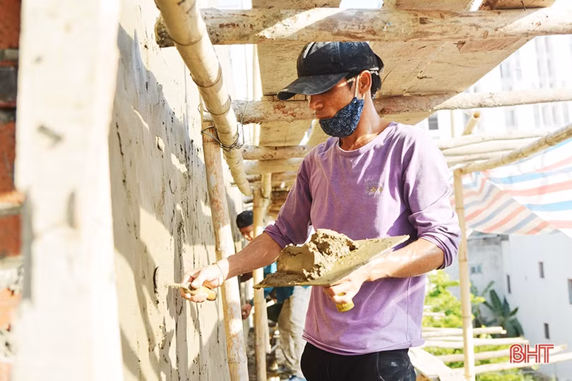 Thợ xây “phơi mình” dưới nắng như đổ lửa ở Hà Tĩnh