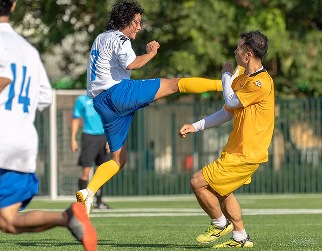 HLV Park Hang Seo đá bóng cực sung với các nhà báo dưới cái nắng 40 độ