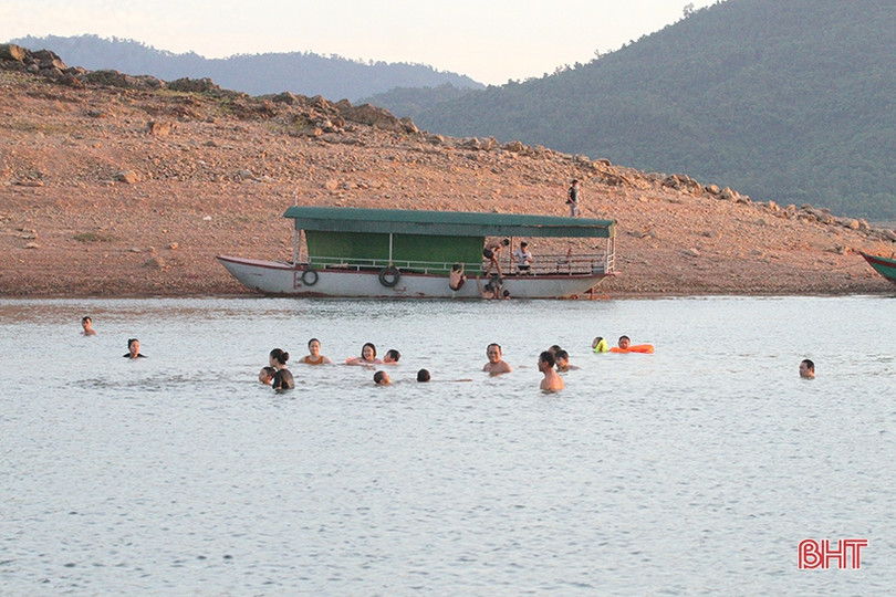 Bất chấp nguy hiểm, người dân đổ xuống hồ Kẻ Gỗ giải nhiệt