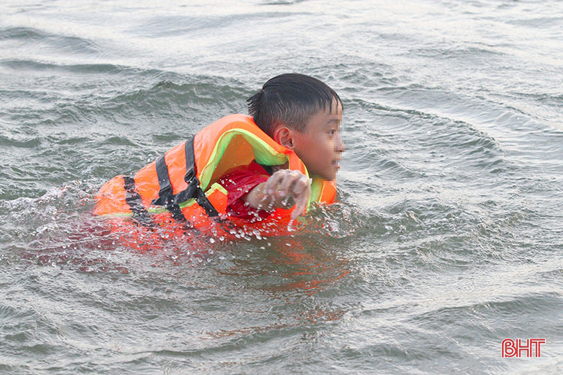 Bất chấp nguy hiểm, người dân đổ xuống hồ Kẻ Gỗ giải nhiệt