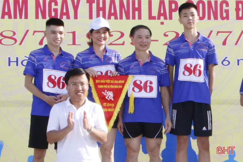 Người dân TP Hà Tĩnh chạy việt dã hưởng ứng ngày Gia đình Việt Nam