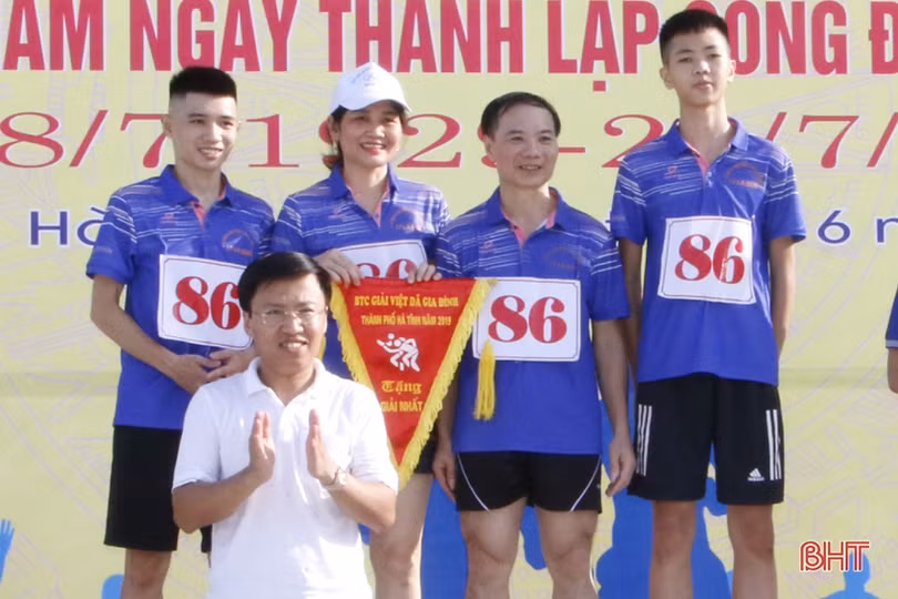 Người dân TP Hà Tĩnh chạy việt dã hưởng ứng ngày Gia đình Việt Nam